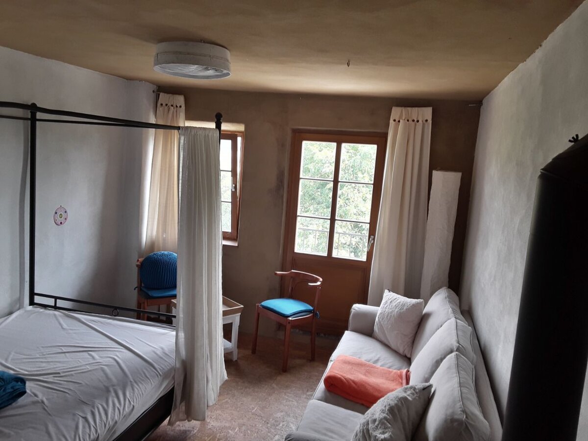 Zimmer mit Himmelbett und Sofa — Platz für Gespräche und für Ruhe